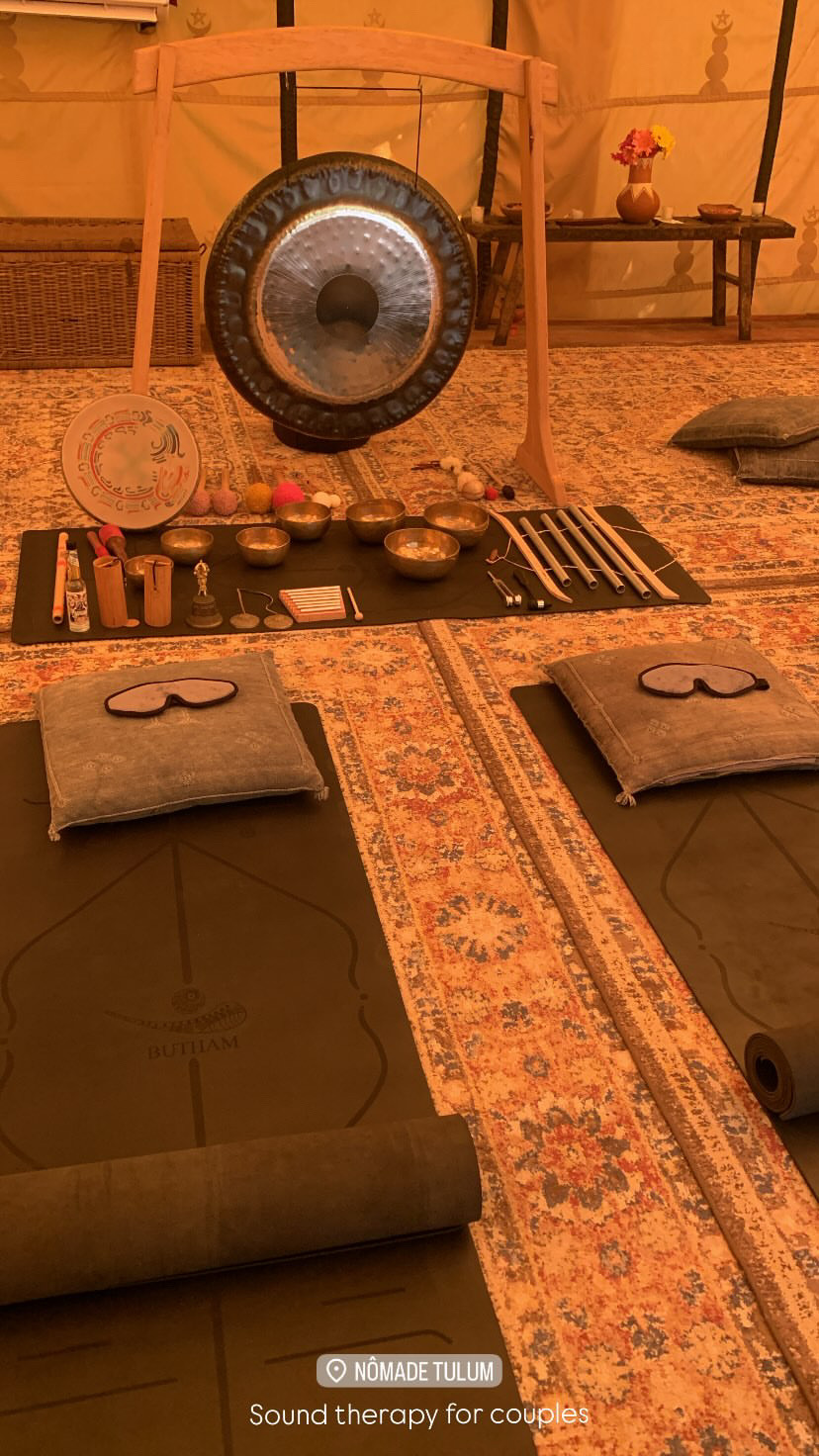 Setup de terapia sonora para parejas en Nômade Tulum: gong, cuencos y mats